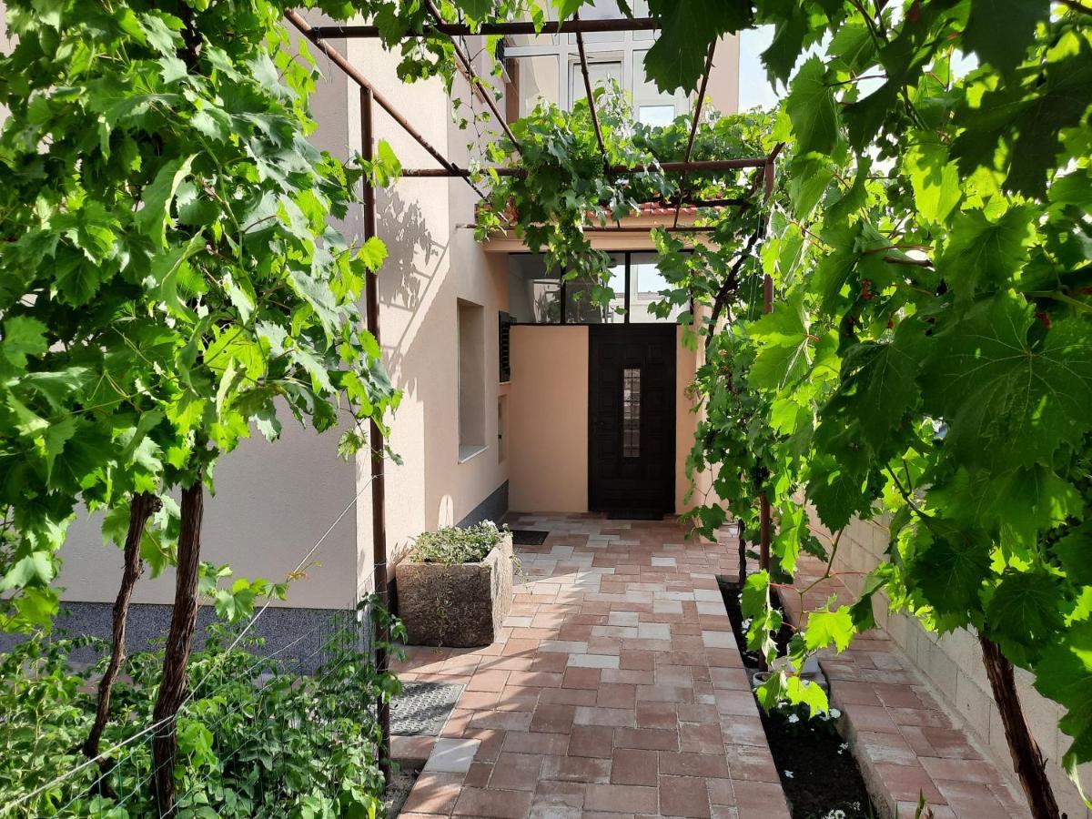 Apartman Laura M Vodice Exterior foto