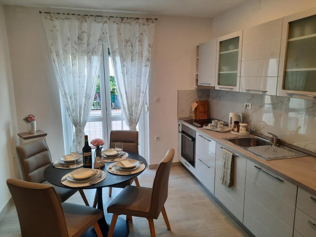 Apartman Laura M Vodice Exterior foto